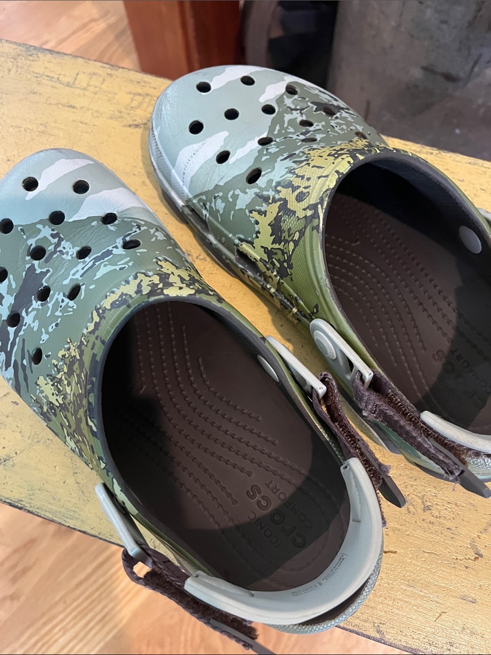 Men’s CROCs in Green Camo with Black Velcro Tabs for Adjustable Strap - Picture 3 of 8